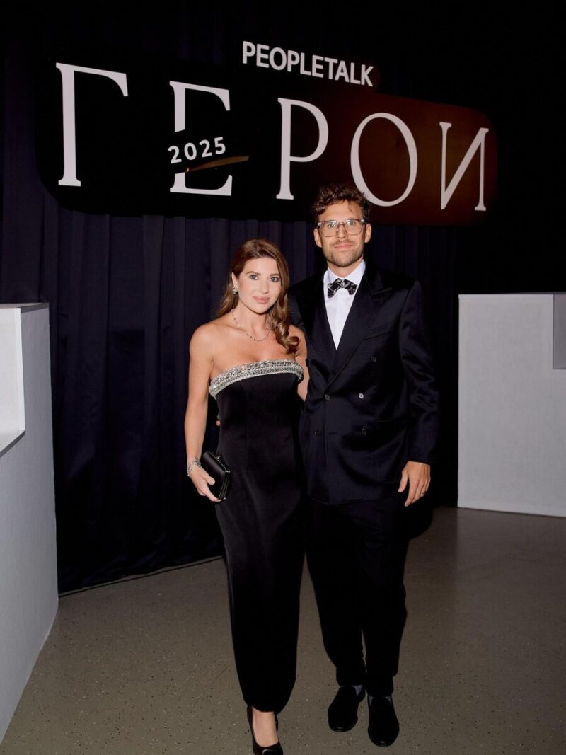 «Теперь есть с кем наряжаться»: как выглядит маленькая внучка Валентина Юдашкина, которую называют «кудрявой принцессой»