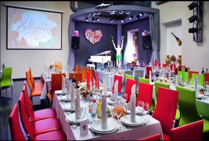 «Мы не можем оплатить»: за что 83-летний Эммануил Виторган с молодой женой рискует потерять особняк в центре Москвы?