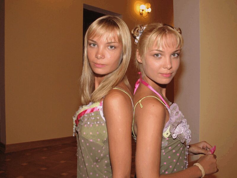 «Оля, я!»: как сестра-близнец Ольги Арнтгольц пережила её развод с грузинским красавцем и чем живёт многодетная актриса сейчас