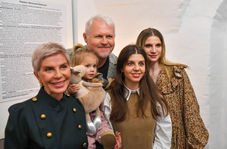 Невинный-младший с женой, дочерьми и внучкой