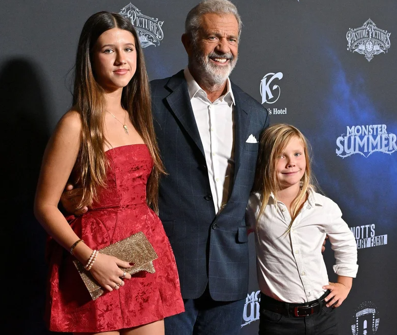 Люсия Гибсон (справа), внебрачная дочь Мэла Гибсона и Оксаны Григорьевой