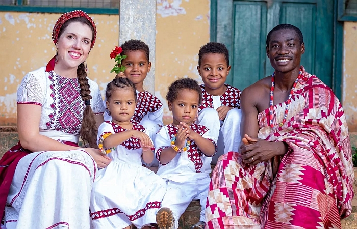 Наталья и Франк Сакадо с детьми. 