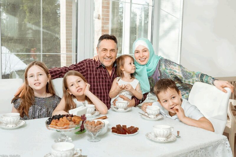 «Он сразу приметил меня»: как молодая жена Рената Ибрагимова, 34 лет, осталась одна с 4 детьми и наследством обещаний