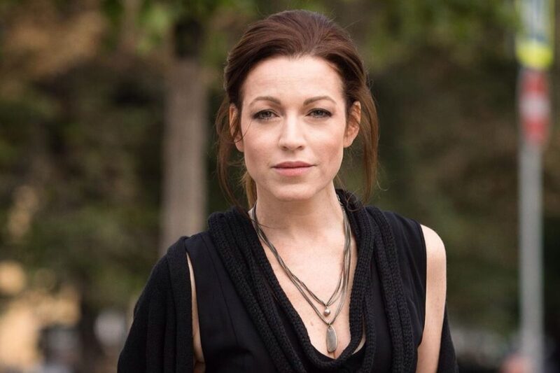 «Мне ботокс не берёт»: почему 54-летняя Алёна Хмельницкая спокойно продаёт коньки дочери, дружит с экс-мужем и его женой, но боится весов?