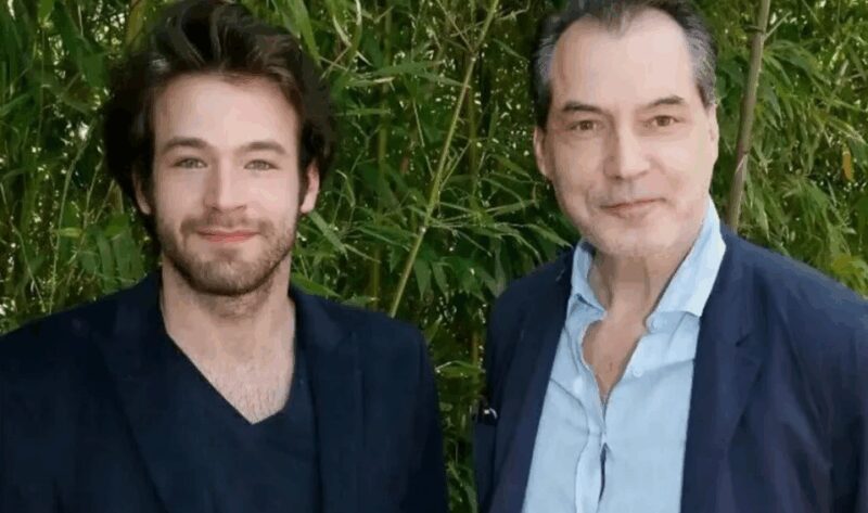 Младший сын Елены Сафоновой, Александр, в объятиях отца.