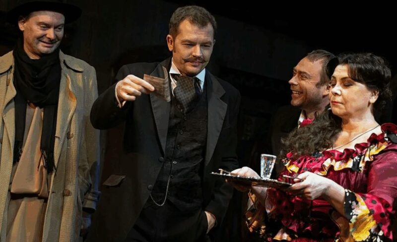 Алексей Фатеев на театральной сцене в спектакле «На бойком месте»