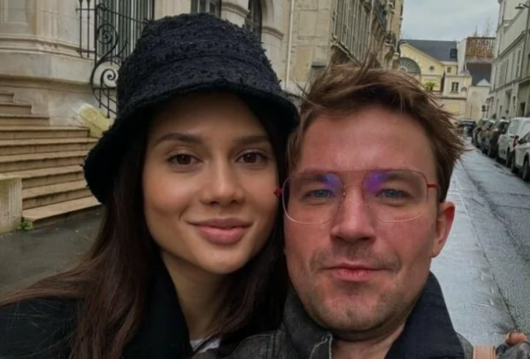 Александр Петров с супругой Викторией Антоновой, подарившей ему первенца.