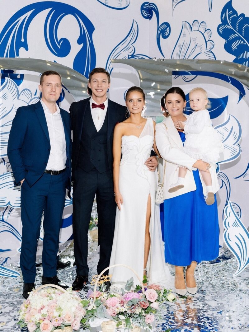 «Она им просто открыла дверь»: как старшая сестра Авериных повлияла на судьбу Дины и Арины и стала мамой в 2023 году