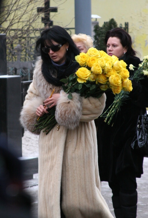 Юлия Мешина на кладбище.