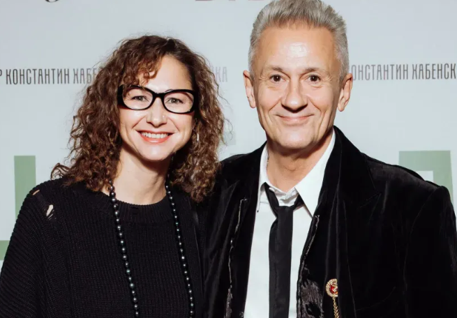 «Он не смог ее забыть»: 56-летний актер спустя 25 лет счастлив в браке с Ольгой, но не забывает бывшую жену