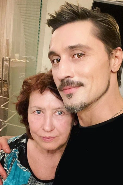 Мама артиста тяжело переживала травлю, которую устроили сыну в Сети