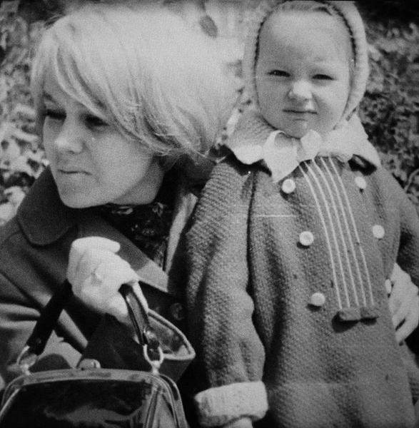 Маленькая Лена страдала от недостатка внимания занятой мамы