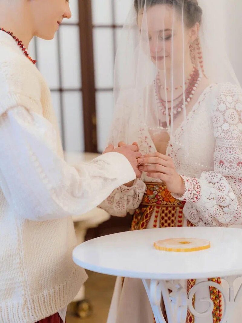 Тайные свадьбы и миллионные траты: звёздные браки, потрясшие 2025 год