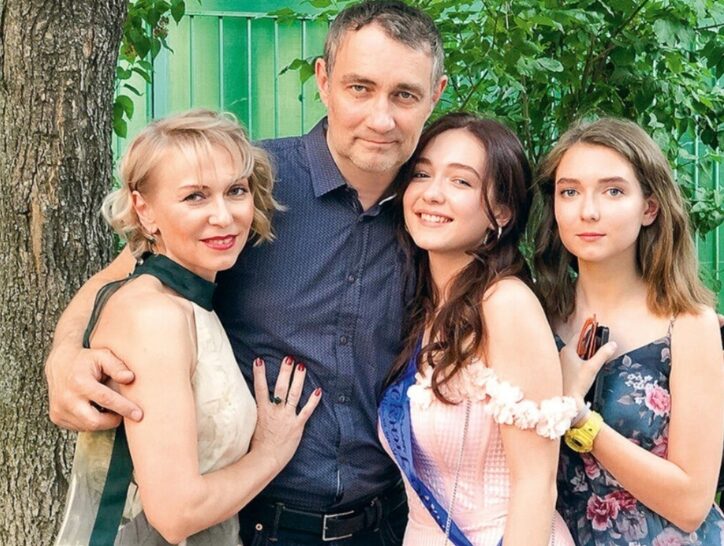 Евдокия Юшкевич с родителями и младшей сестрой