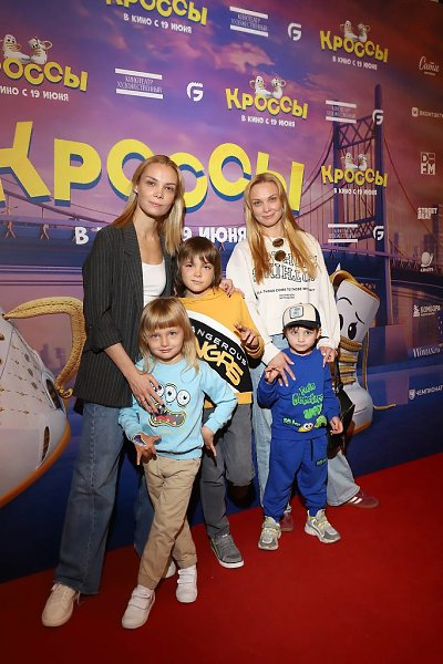 Ольга Арнтгольц (слева) с сыновьями и Татьяна Арнтгольц с сыном: близнецы, чьи дети — почти ровесники.