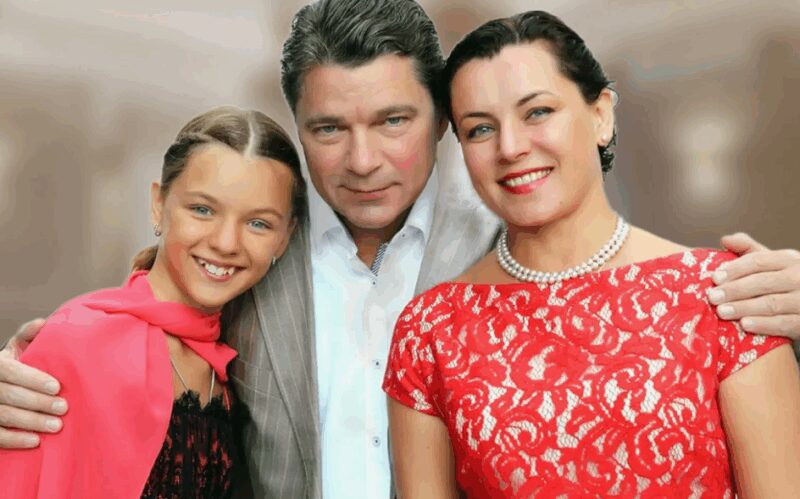 Александра Маховикова со своими родителями.