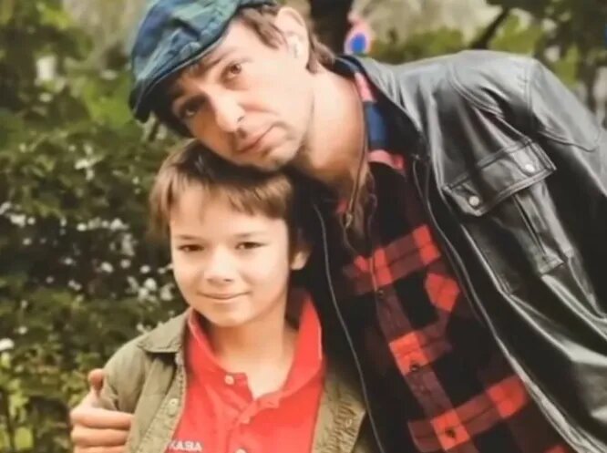 Павел Баршак с сыном Фомой, чья судьба оказалась омрачена тяжелой болезнью, парализовавшей мальчика в юном возрасте.