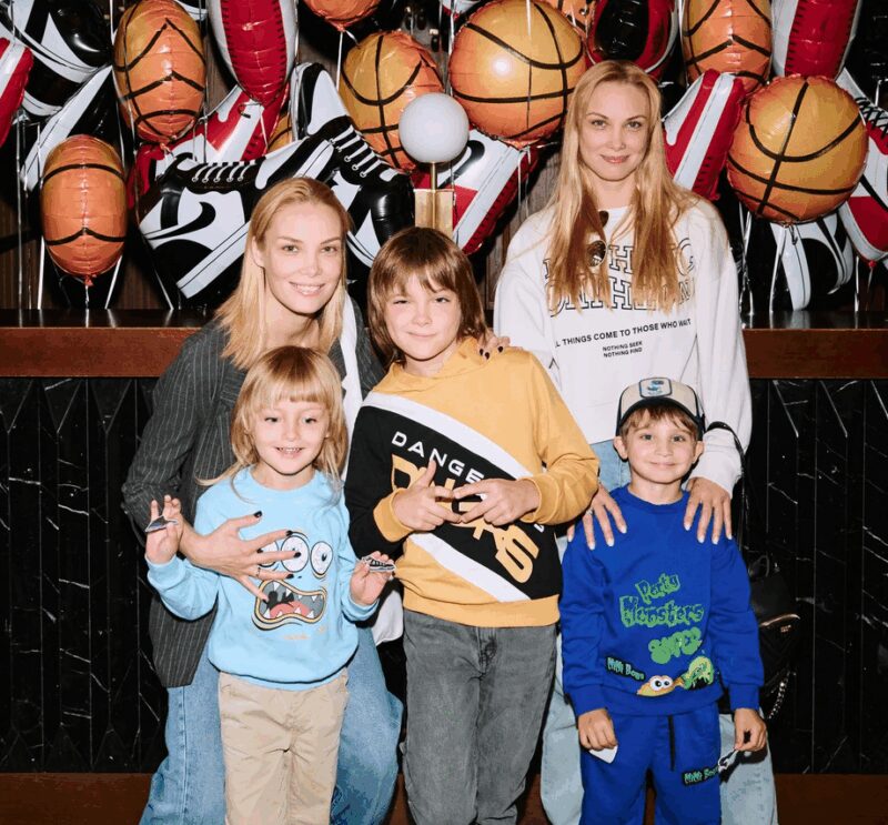 Ольга Арнтгольц (слева) с сыновьями и Татьяна Арнтгольц с сыном: удивительное совпадение в материнстве.