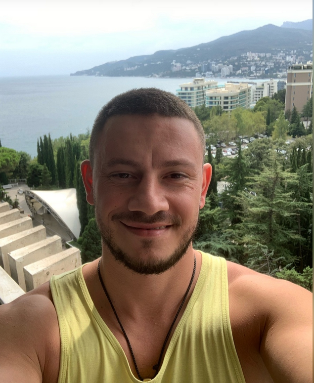 «Он не мой сын, но я его папа!»: почему звезда «Сватов» Николай Добрынин принял чужого ребёнка, а тот отвернулся от родного отца?