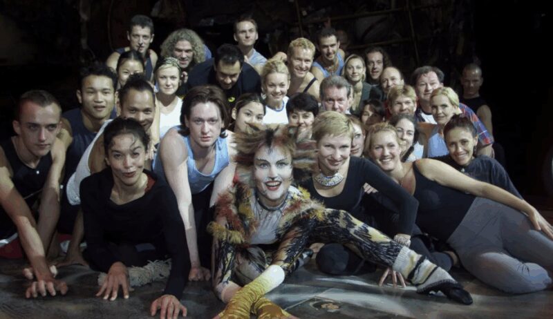 Будущий актёр Дмитрий Фрид в верхнем ряду, крайний слева, во время занятий спортивной гимнастикой