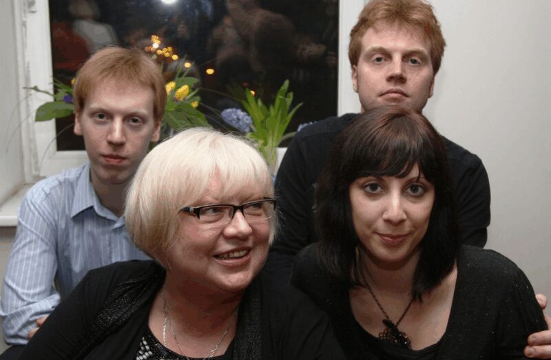 Светлана Крючкова в окружении сыновей и невестки.