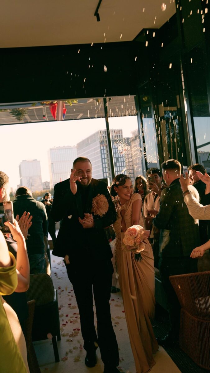 Тайные свадьбы и миллионные траты: звёздные браки, потрясшие 2025 год