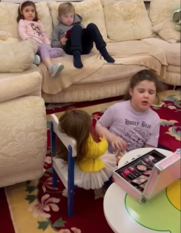 «Мы не можем оплатить»: за что 83-летний Эммануил Виторган с молодой женой рискует потерять особняк в центре Москвы?