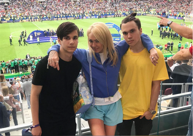 Яна Рудковская с сыновьями Николаем и Андреем