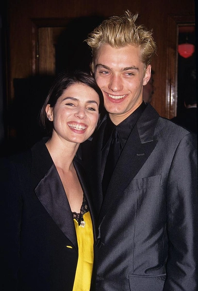 Фрост могла рассказать о бывшем муже гораздо больше, но из-за его 100-страничного иска была вынуждена урезать книгу