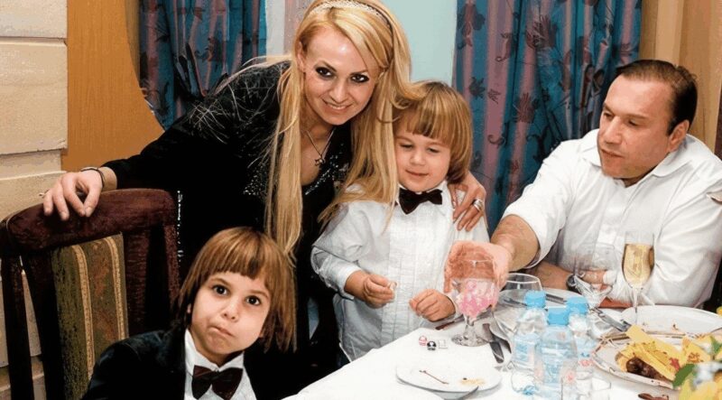 Яна Рудковская и её сыновья Андрей (слева) и Николай, рождённые в браке с Виктором Батуриным