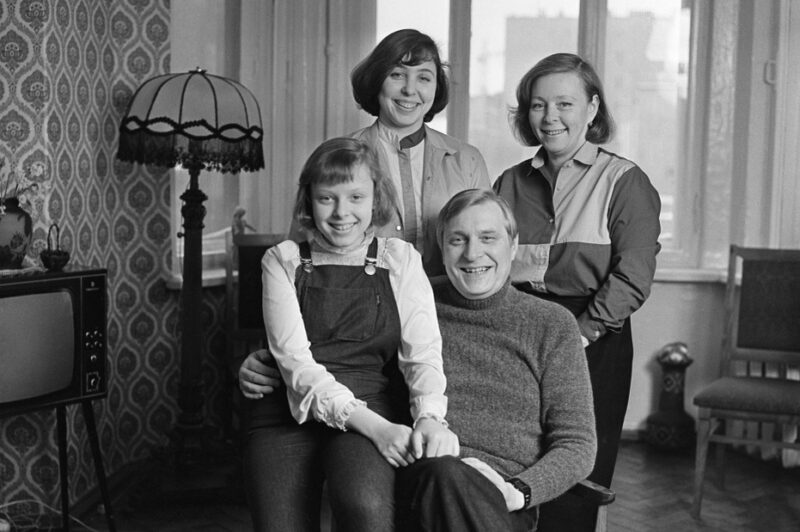 Тайны личной жизни 91-летнего Олега Басилашвили: почему одна из дочерей носит фамилию бабушки, а 