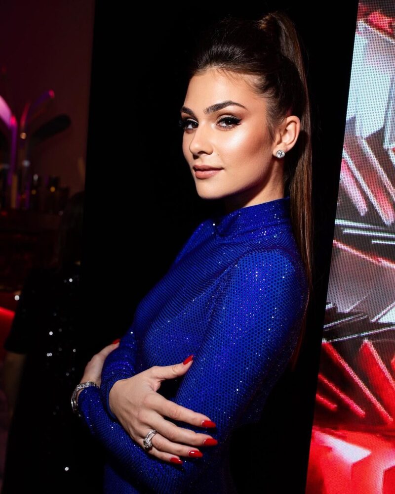 «Её уход стал настоящим шоком»: как сложилась судьба трёх дочерей Веры Глаголевой спустя 8 лет после трагедии