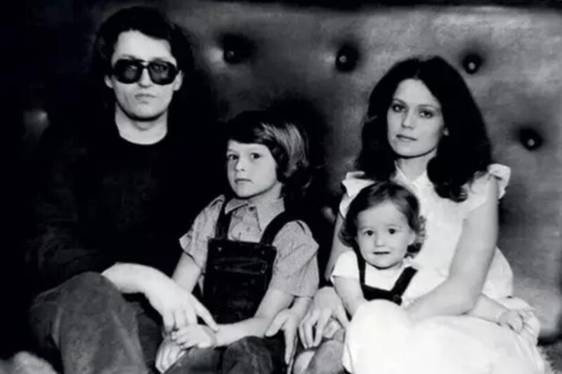 Александр Градский с третьей супругой и детьми: счастливые моменты семейной жизни.