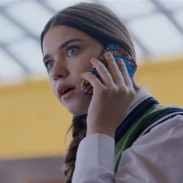 После съемок во «Втором шансе» Афра включила в контракт пункт об отсутствии поцелуев в кадре, считая себя слишком юной для романтических сцен, но вскоре параграф был исключен из договора