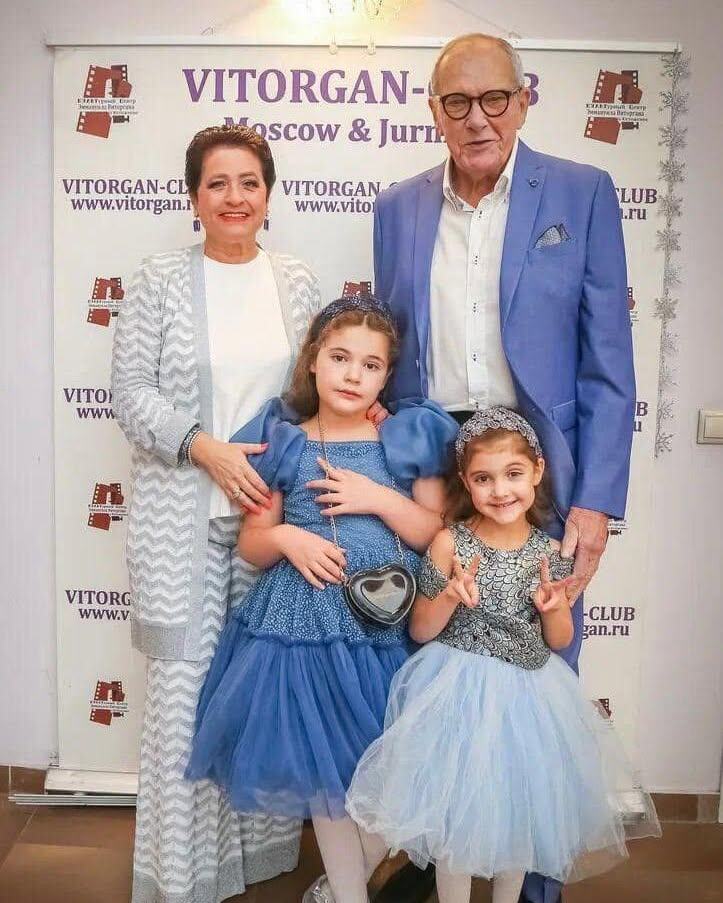 «Мы не можем оплатить»: за что 83-летний Эммануил Виторган с молодой женой рискует потерять особняк в центре Москвы?