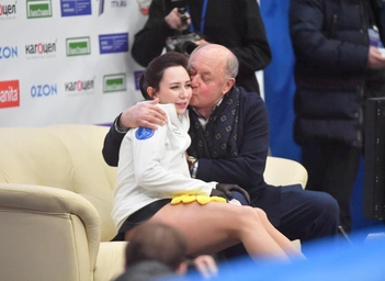 Тренер утешал Алую императрицу после досадного падения