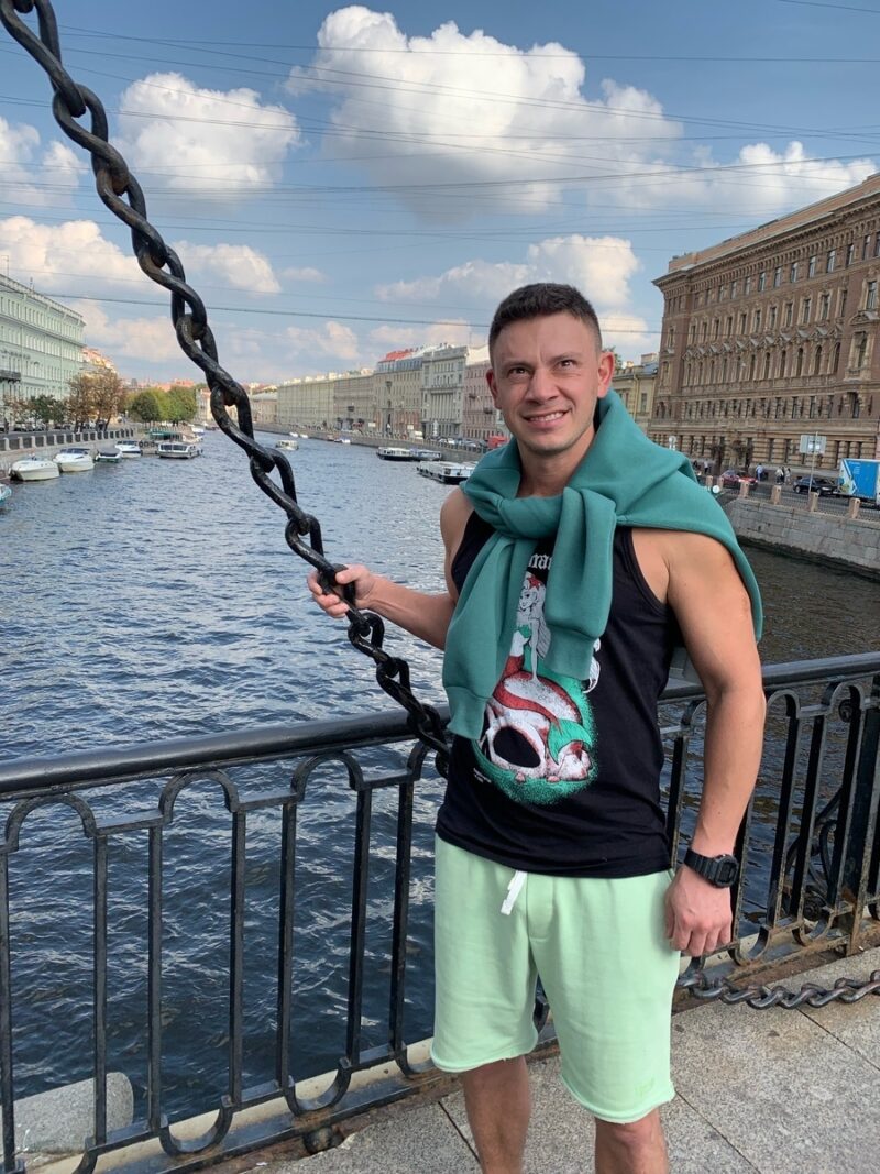 Михаил с отчимом и его дочерью: теплые семейные отношения, сохраняющиеся после развода.