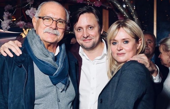 Артем Михалков с отцом и сестрой.