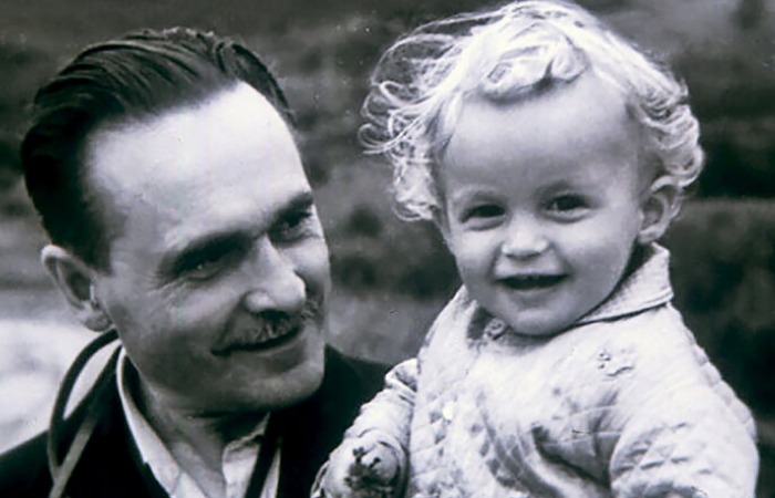 Александр Васильев в детстве с отцом.