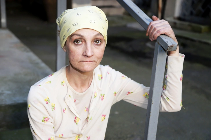 Ксения выглядит значительно старше своих лет, и в ней трудно узнать ту открытую милую девушку, что блистала в кино