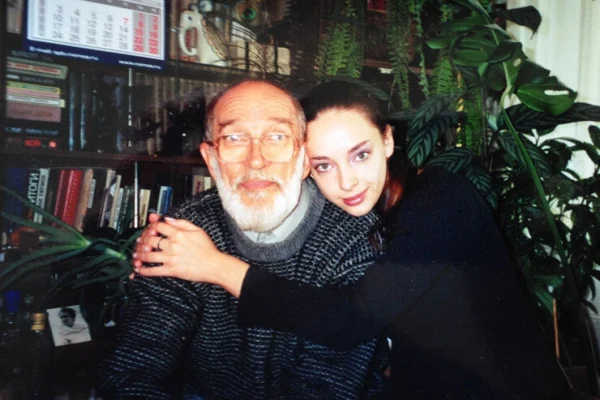 «Ей не нужны скандалы»: дочь звезды «Улиц разбитых фонарей» Нилова 15 лет скрывает мужа