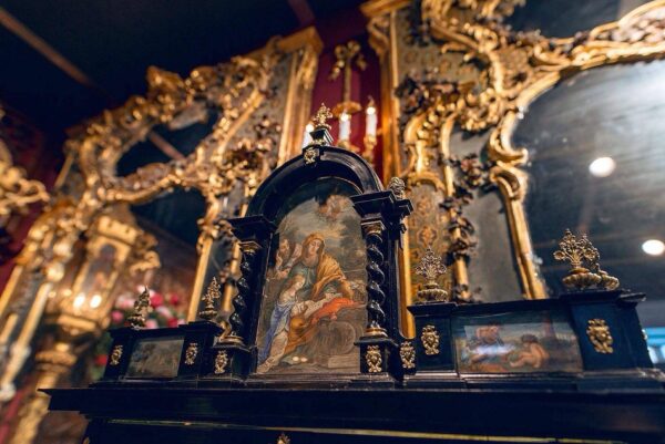 Традиции российского антиквариата: от мастерских имперского Петербурга до современных коллекций Москвы