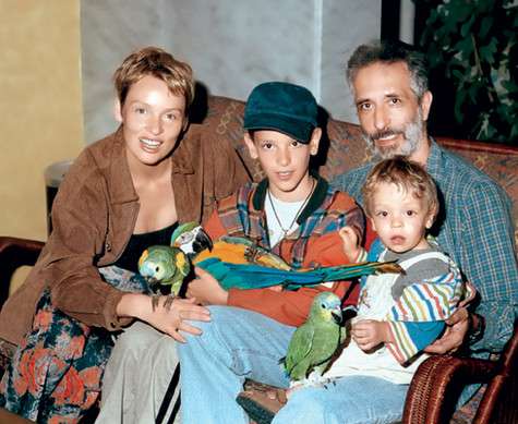 «Не настолько богаты»: 61-летняя Жанна Эппле живёт с сыном и его семьёй