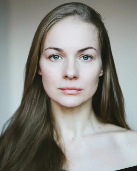 Трое детей, муж из знаменитой династии и более 50 ролей: как живёт 41-летняя Елена Аросьева