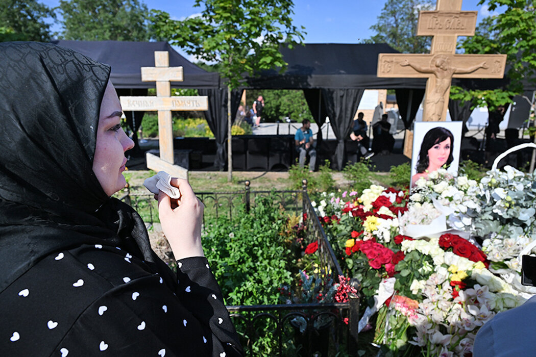«Людям делать нечего, ходят по кладбищам и видосы снимают»: поклонники встали на защиту могилы Заворотнюк