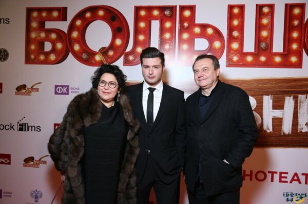 «Она не боролась за внимание»: как 60-летняя Кира Саксаганская выдержала измены Алексея Учителя с Юлией Пересильд и Софьей Мелединой