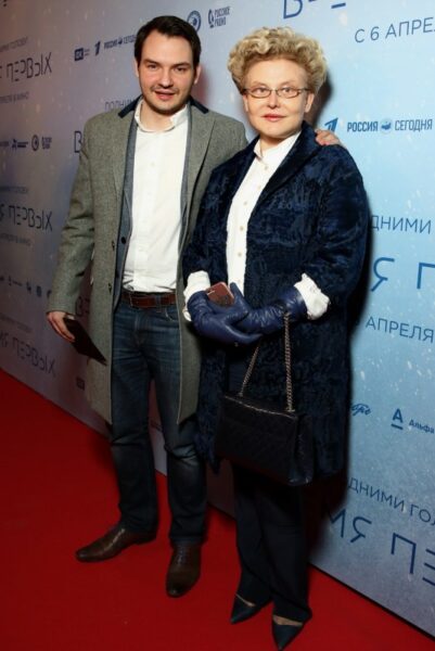 «Мне невероятно повезло»: почему сыновья Елены Малышевой не живут в России, но их жёны — «замечательные»?