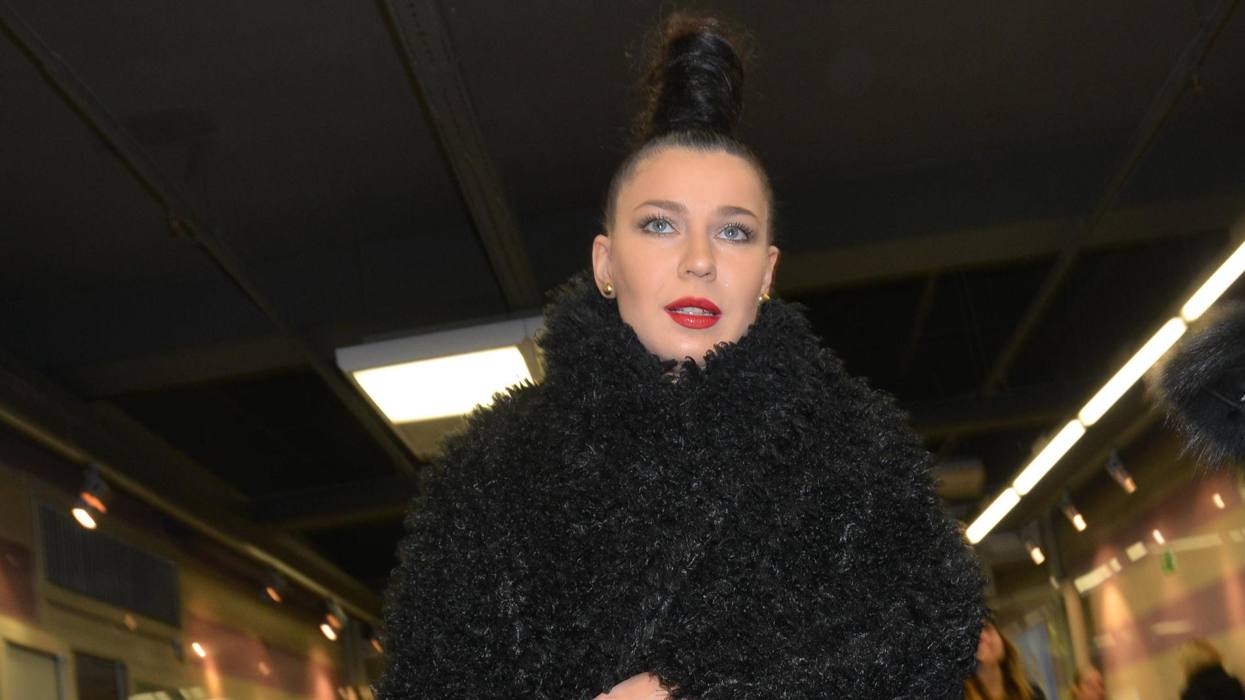 «Самое спонтанное видео в моей жизни»: 43-летняя Ёлка впервые показала обручальное кольцо