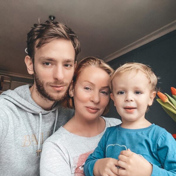 «Не настолько богаты»: 61-летняя Жанна Эппле живёт с сыном и его семьёй