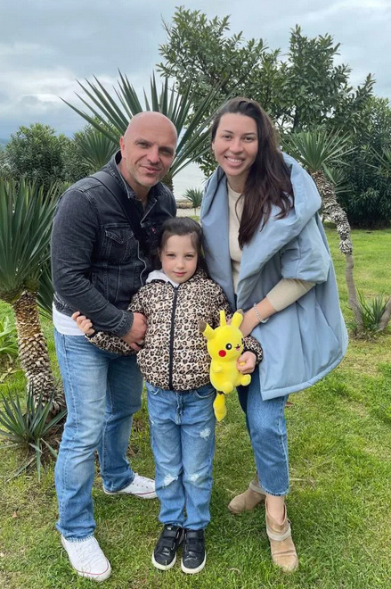 Семейное фото Александра Шоуа с новой женой и дочерью.